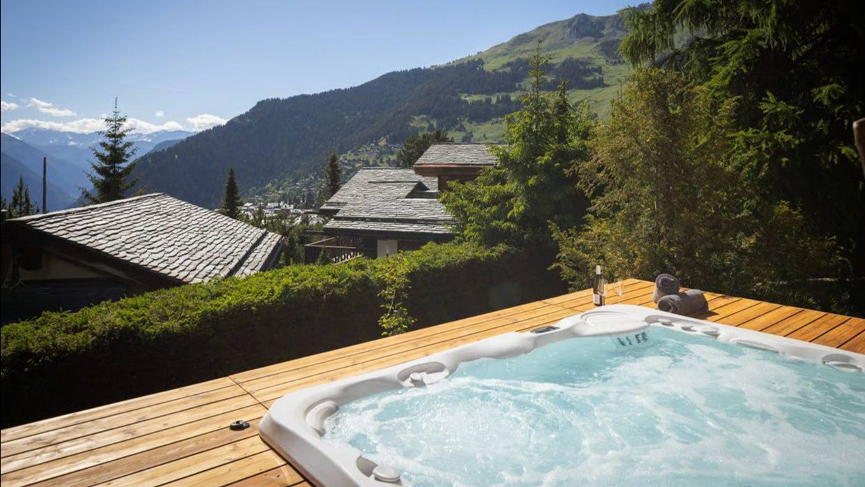 Luxury-Ski-Chalet-Verbier-Chalet Clos d’Abeilles-OSC-Hottub.jpg