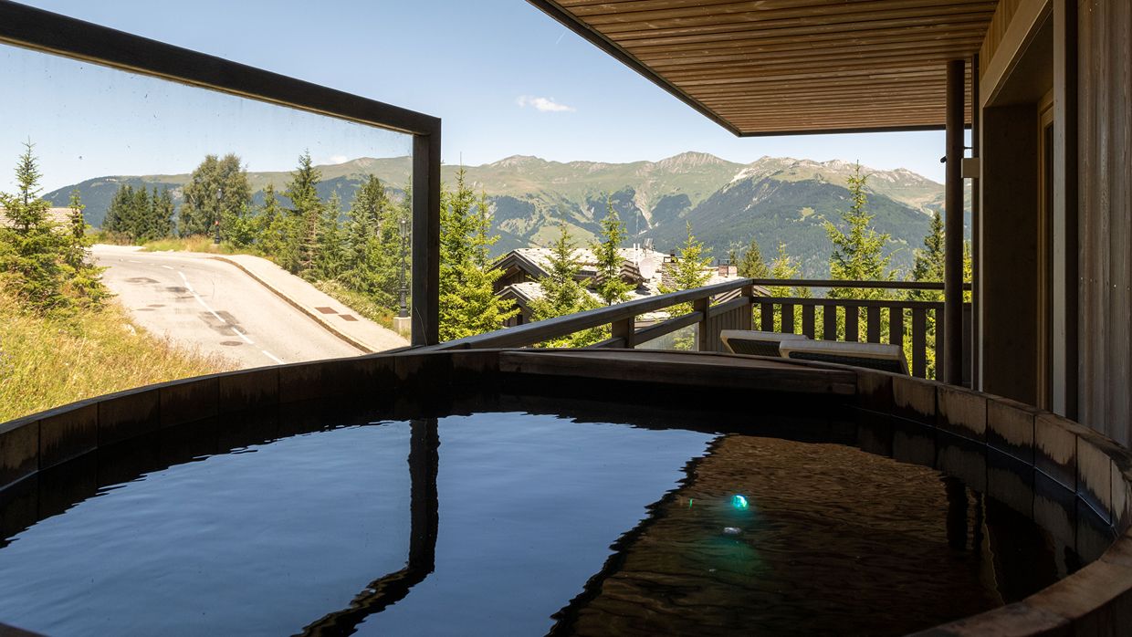 Luxury-Ski-Chalet-Courchevel1650-Chalet-Ursus-OSC-Hottub.jpg