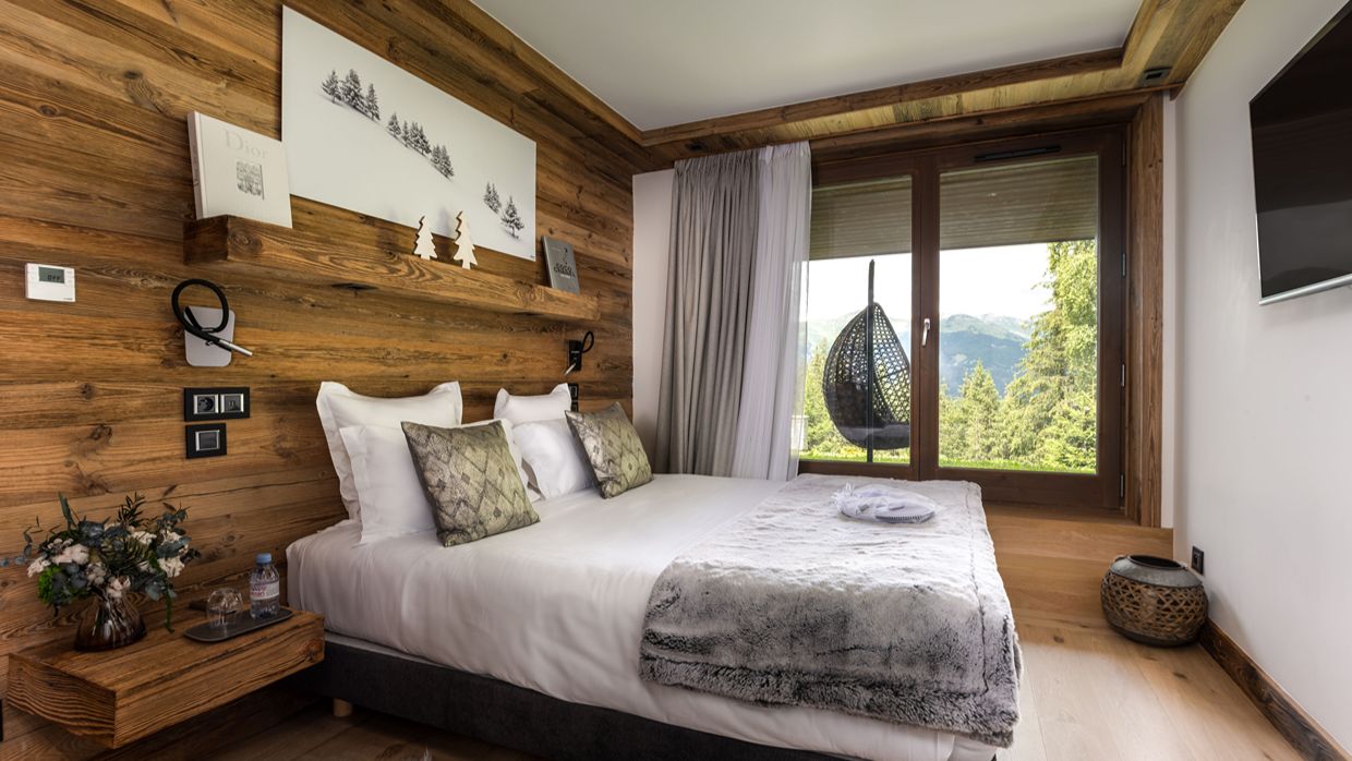 Luxury-Ski-Chalet-Courchevel1650-Chalet-Centenary-OSC- Bedroom (2).jpg
