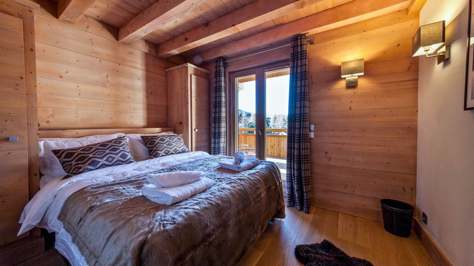 Luxury-Ski-Chalet-Les-Gets-The-Penthouse-Oxford-Ski-Bedroom7.jpg