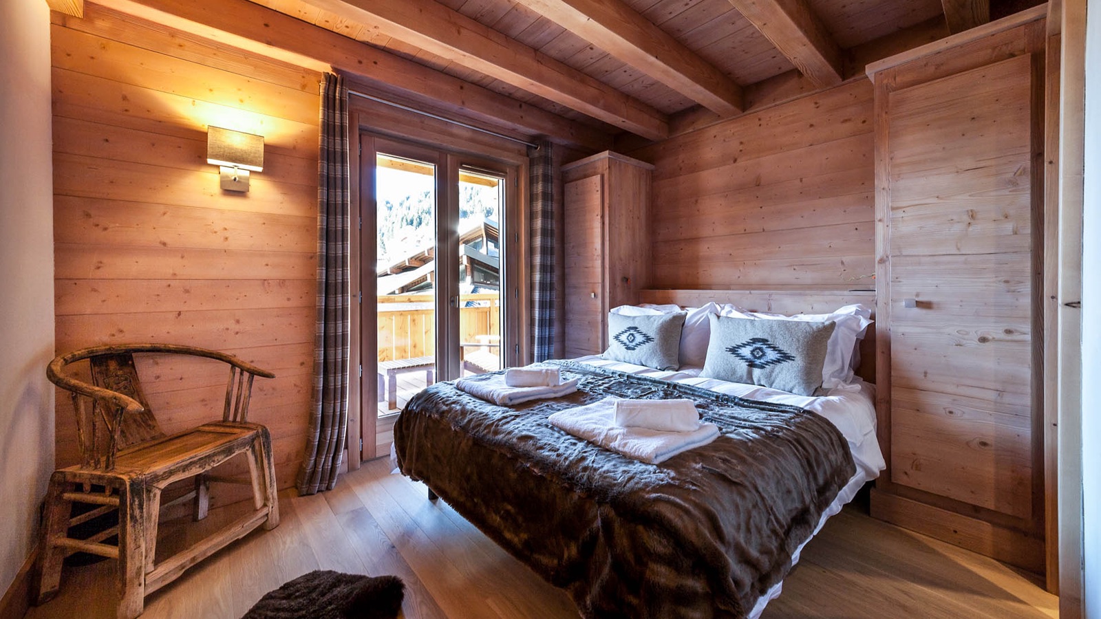 Luxury-Ski-Chalet-Les-Gets-The-Penthouse-Oxford-Ski-Bedroom8.jpg
