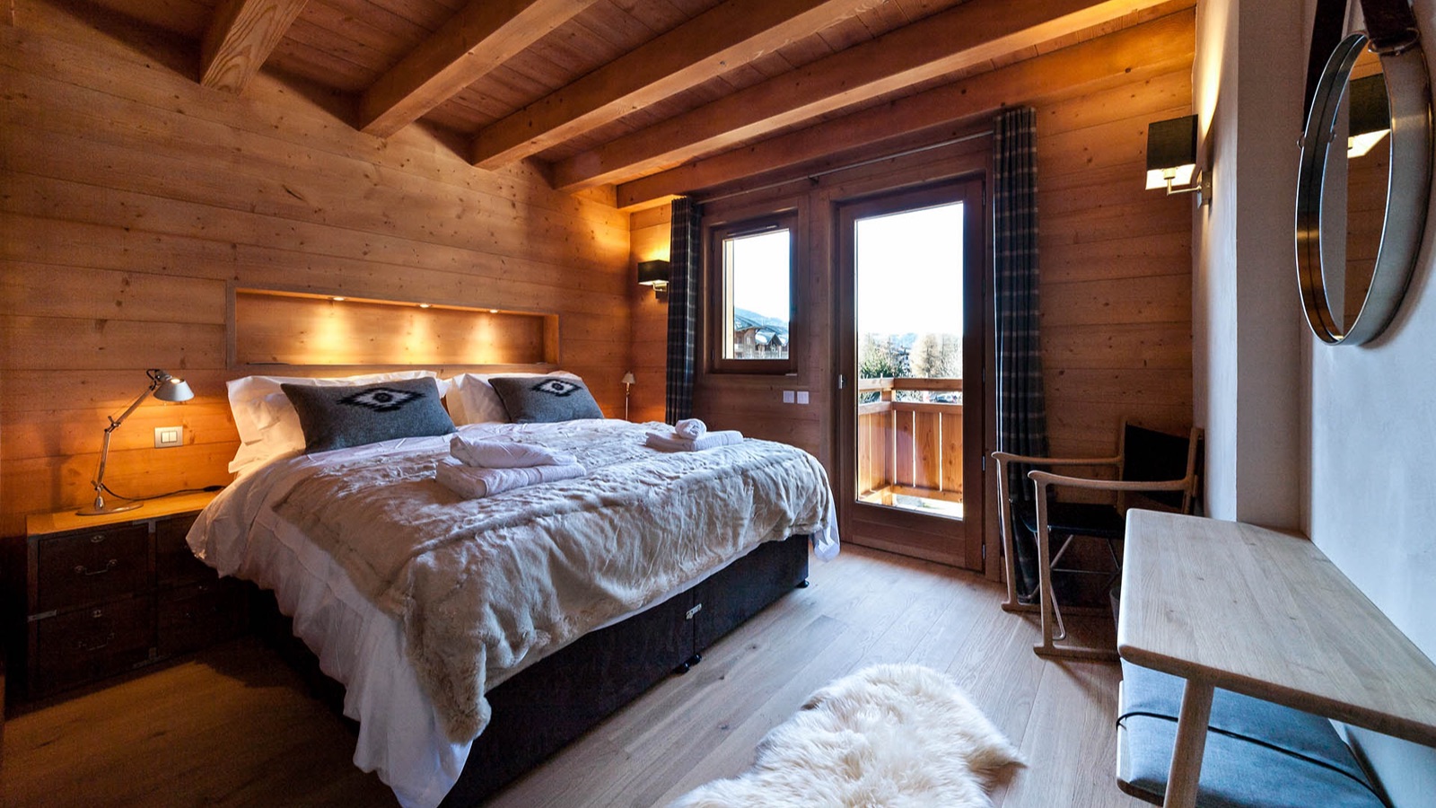 Luxury-Ski-Chalet-Les-Gets-The-Penthouse-Oxford-Ski-Bedroom10.jpg