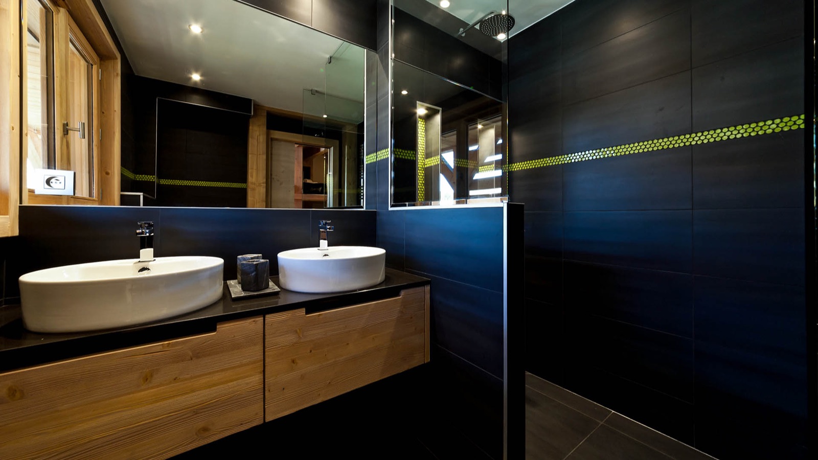 Luxury-Ski-Chalet-Les-Gets-The-Penthouse-Oxford-Ski-Bathroom4.jpg
