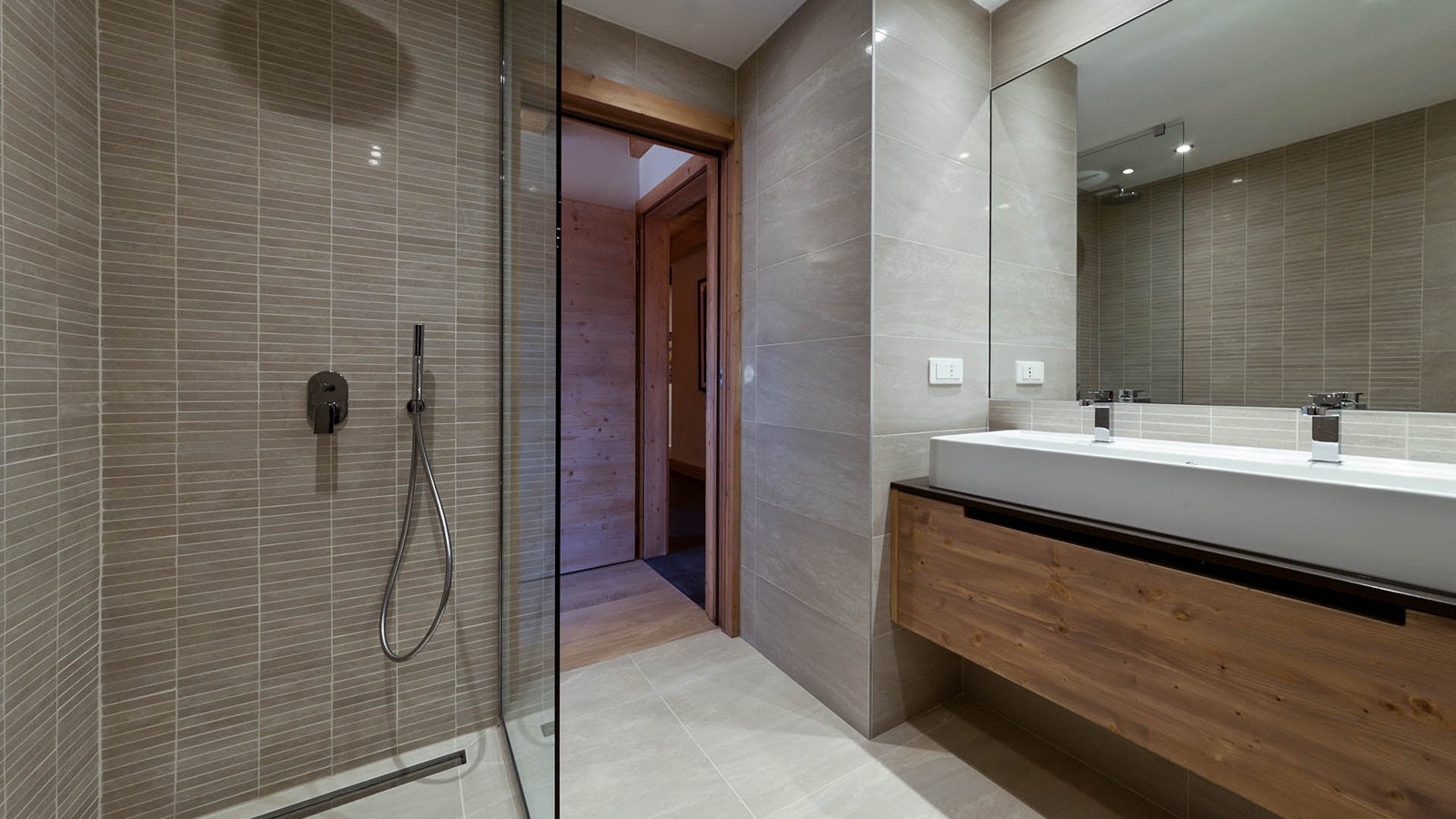 Luxury-Ski-Chalet-Les-Gets-The-Penthouse-Oxford-Ski-Bathroom7.jpg
