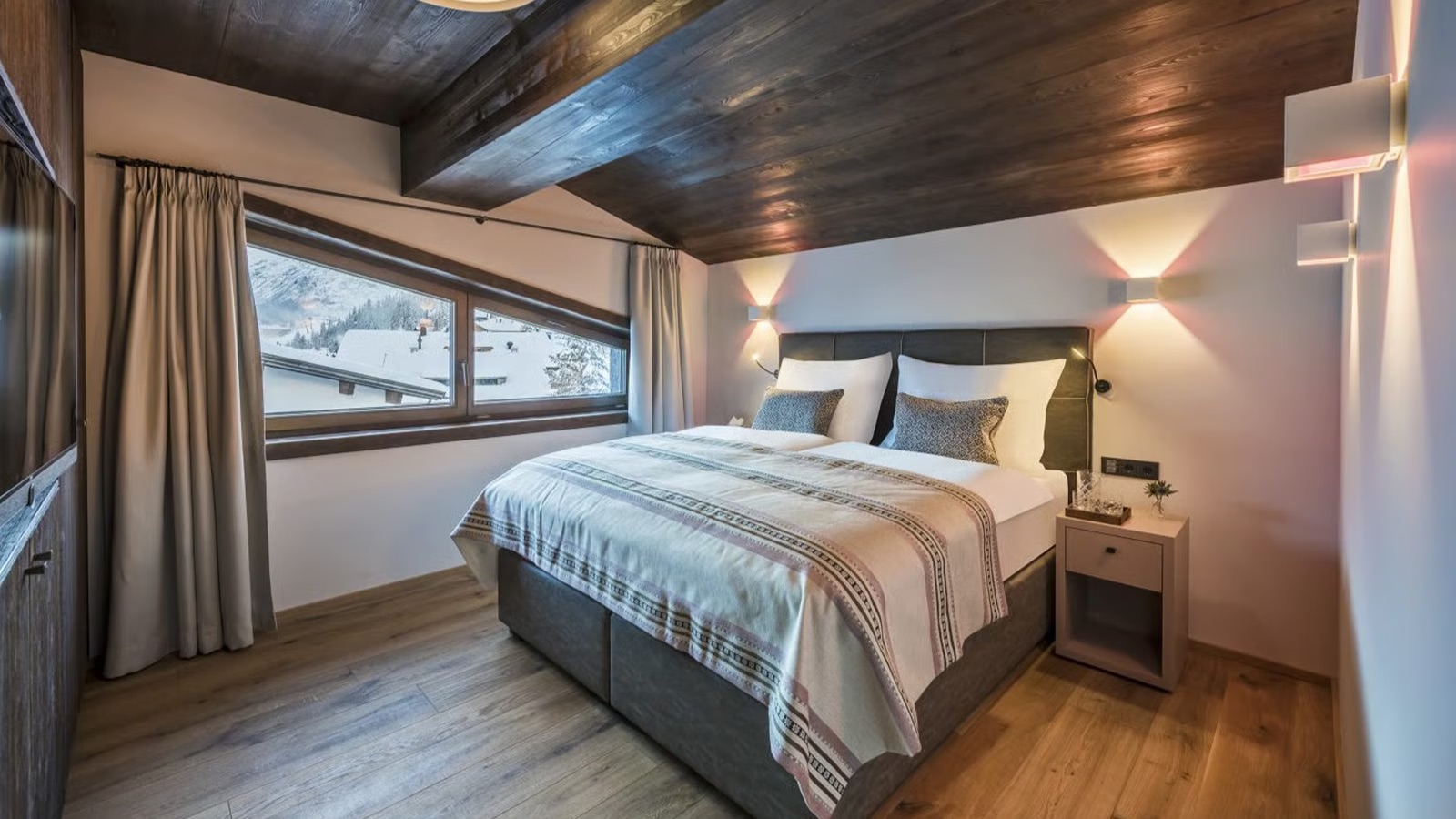 Luxury-Ski-Chalet-Lech-Nidus-Penthouse-Oxford-Ski-Bedroom3.jpg