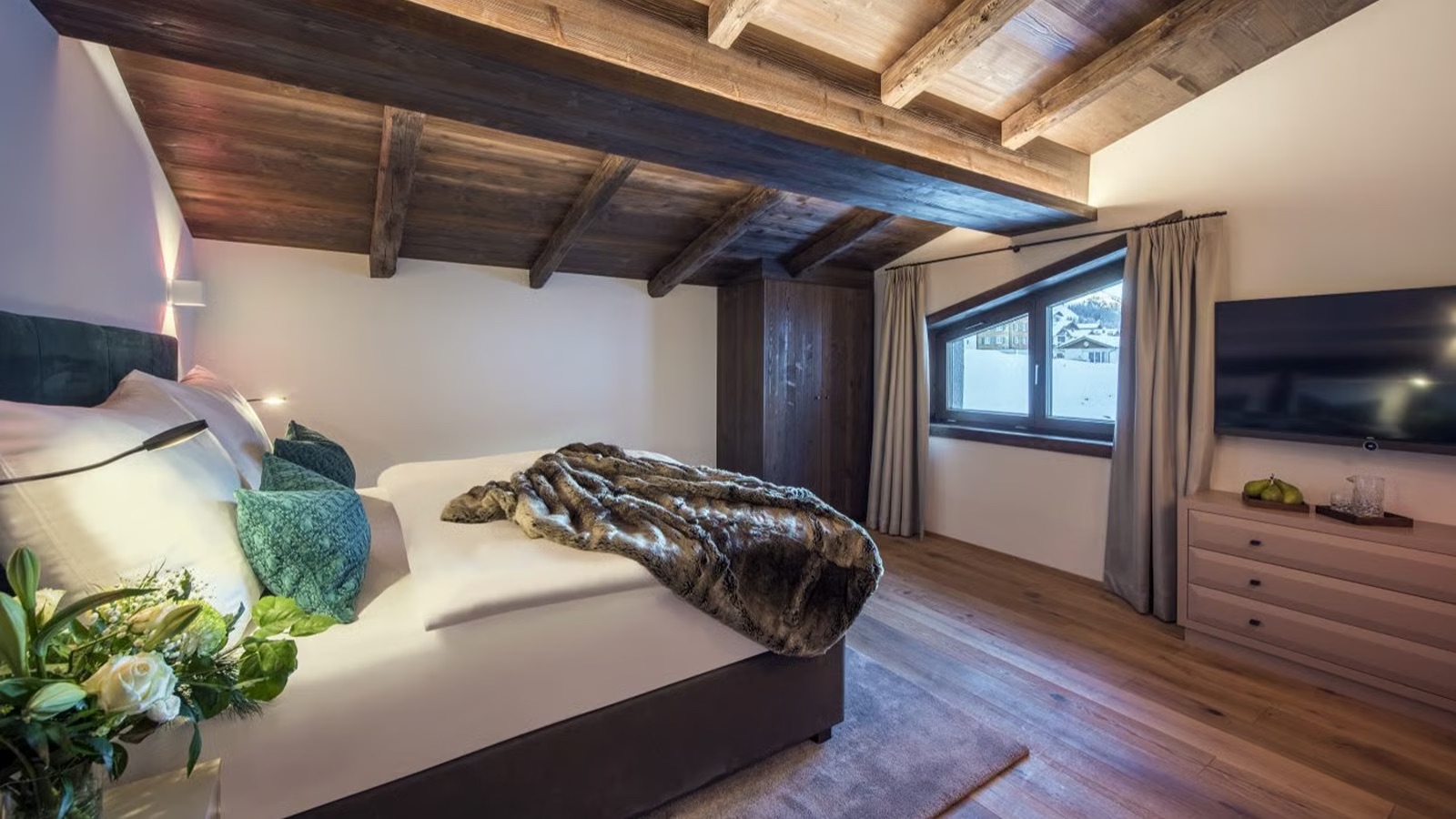 Luxury-Ski-Chalet-Lech-Nidus-Penthouse-Oxford-Ski-Bedroom6.jpg