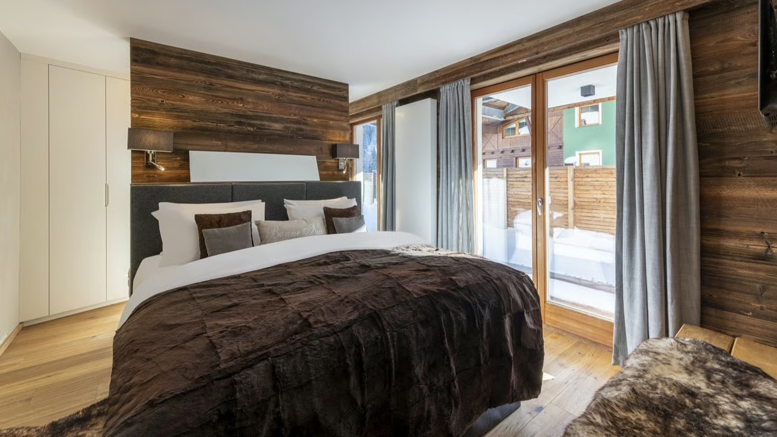 Luxury-Ski-Chalet-St-Anton-Chalet-Bluebird-Oxford-Ski-Bedroom13.jpg