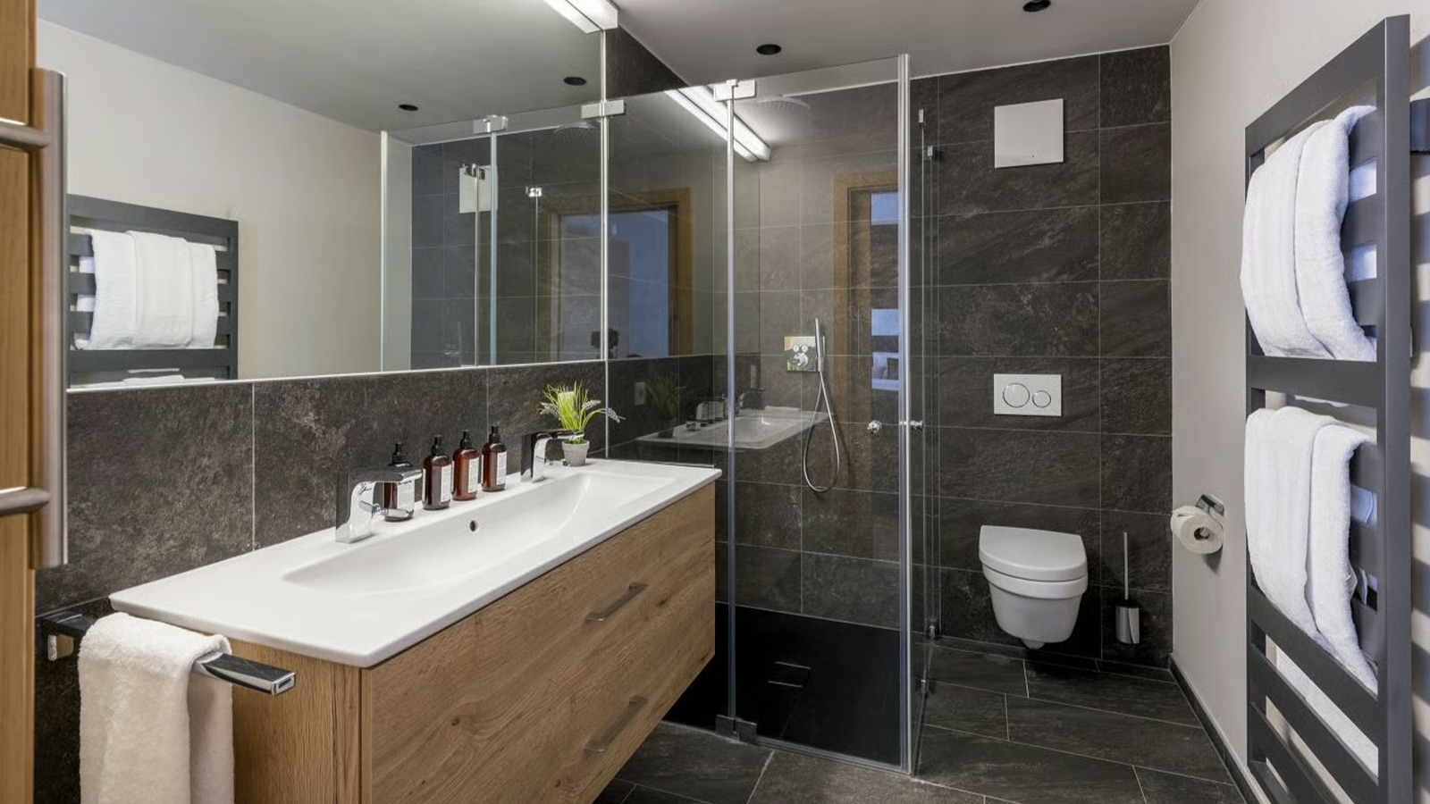 Luxury-Ski-Chalet-St-Anton-Chalet-Bluebird-Oxford-Ski-Bathroom.jpg