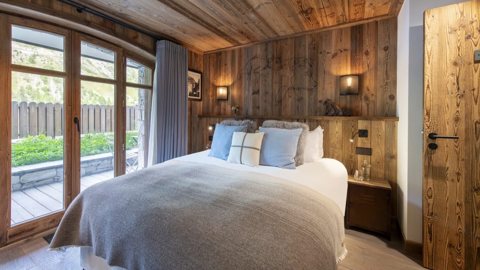 Luxury-Ski-Chalet-Val-d-Isere-Grand-Pre-2-Oxford-Ski-Bedroom24.jpg