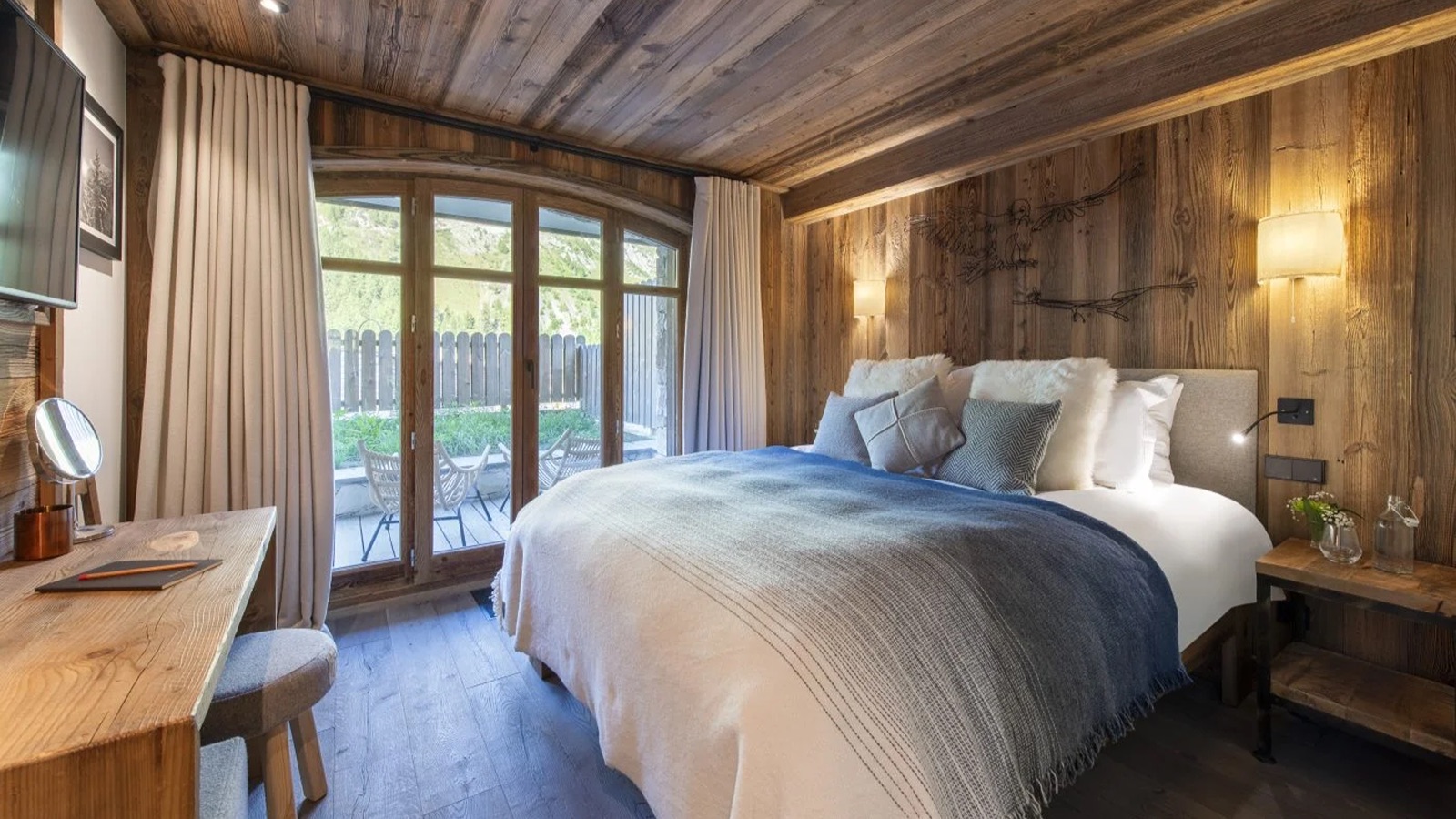 Luxury-Ski-Chalet-Val-d-Isere-Grand-Pre-2-Oxford-Ski-Bedroom28.jpg