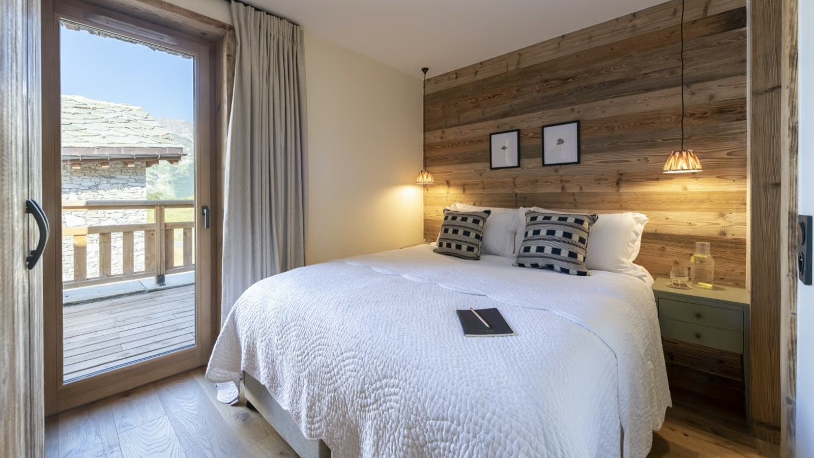 Luxury-Ski-Chalet-Val-d-Isere-Arolay-Penthouse-Oxford-Ski-Bedroom1.jpg