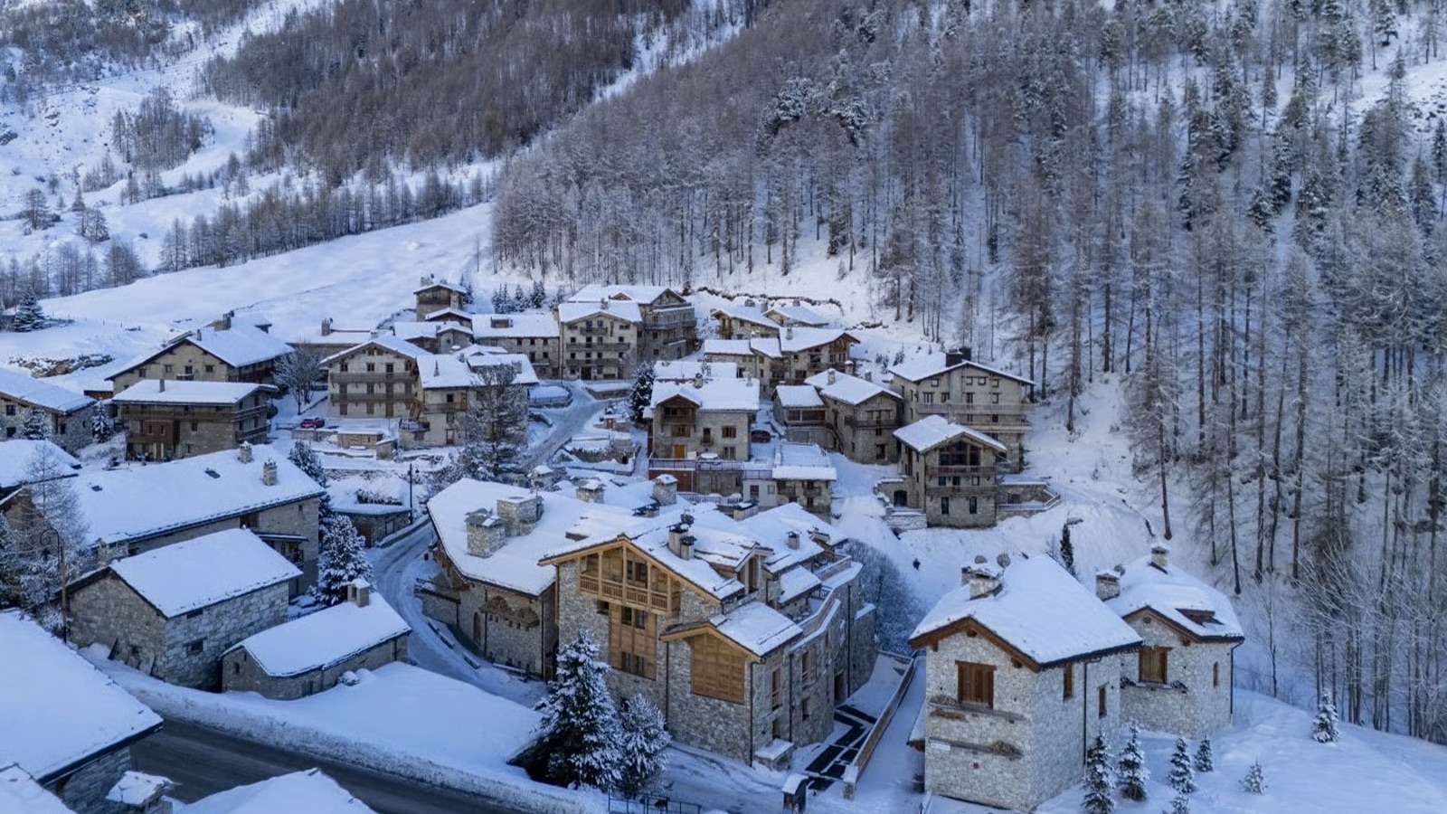 Luxury-Ski-Chalet-Val-d-Isere-Arolay-Penthouse-Oxford-Ski-Exterior.jpg