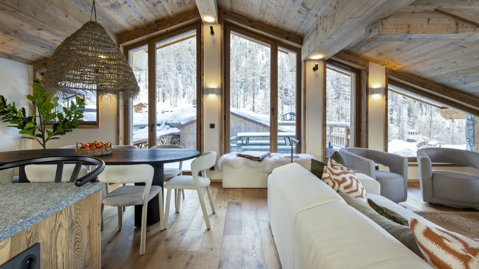 Luxury-Ski-Chalet-Val-d-Isere-Arolay-Penthouse-Oxford-Ski-Lounge10.jpg