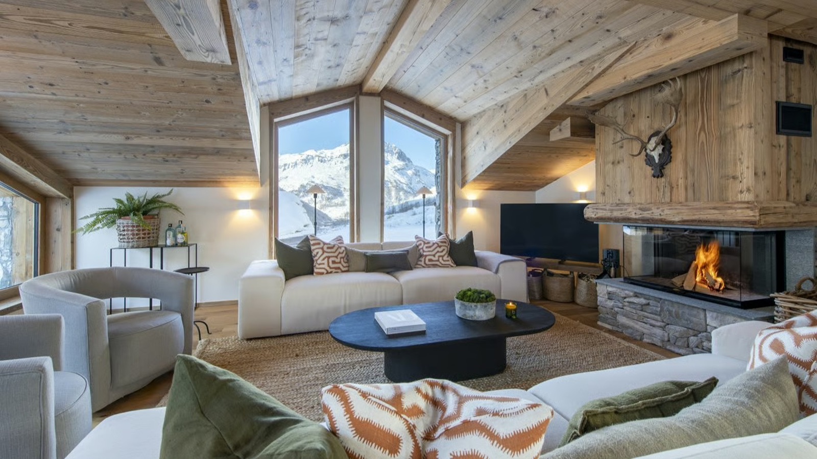 Luxury-Ski-Chalet-Val-d-Isere-Arolay-Penthouse-Oxford-Ski-Lounge12.jpg