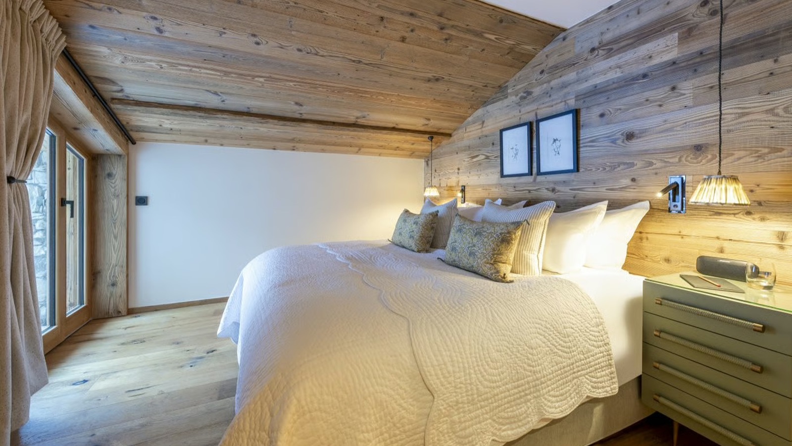 Luxury-Ski-Chalet-Val-d-Isere-Arolay-Penthouse-Oxford-Ski-Bedroom17.jpg