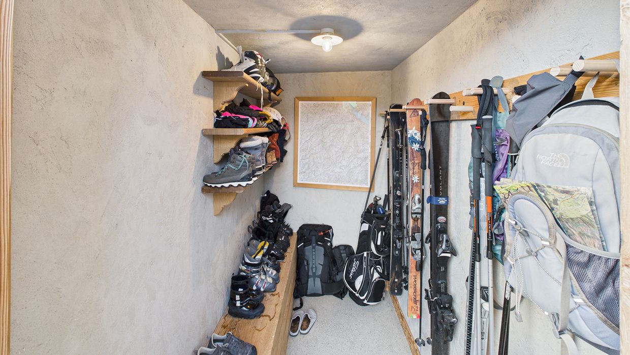 Luxury-Ski-Chalet-Gstaad-HausMannenberg-OSC- Ski Room.jpg