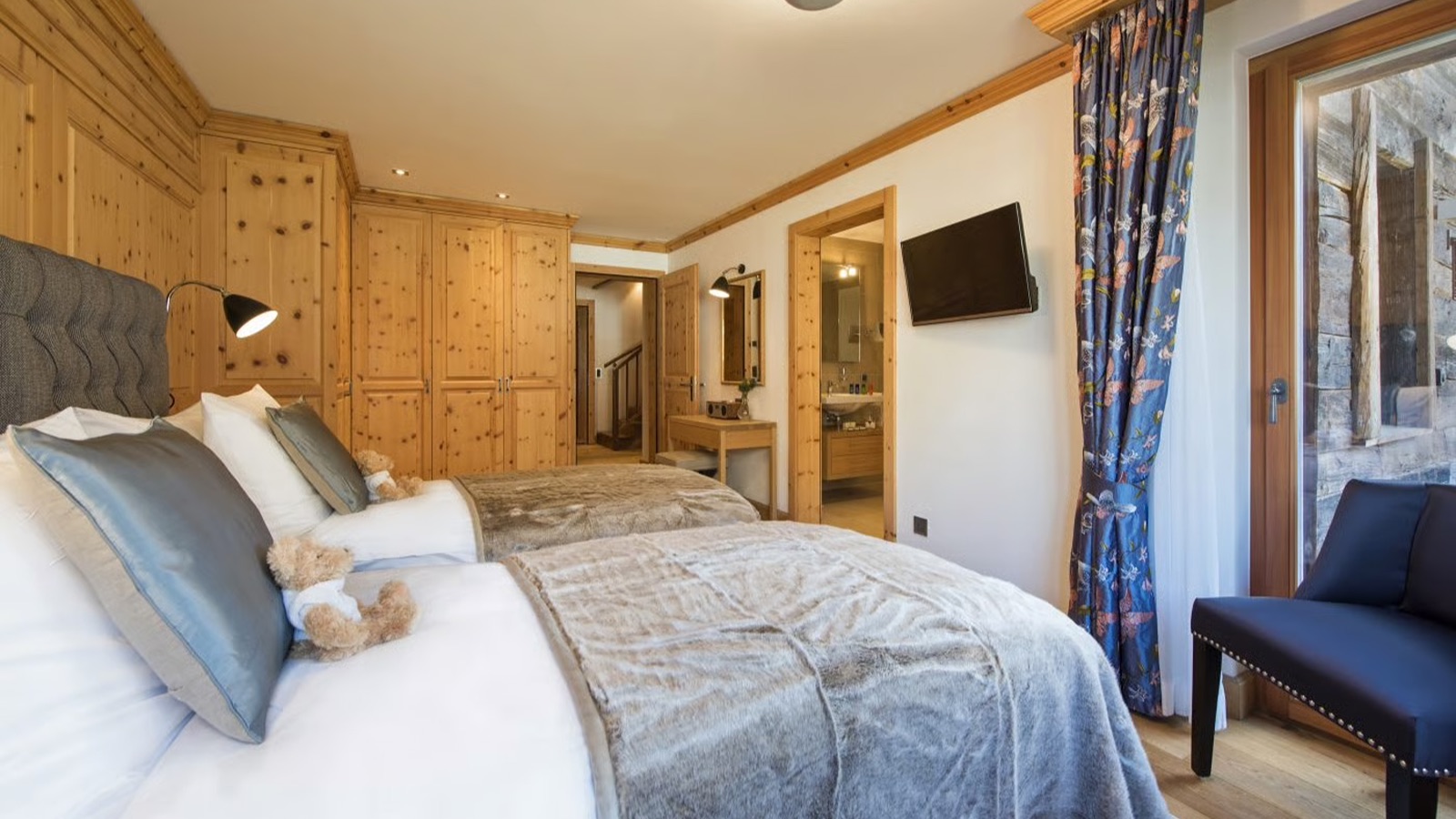 Luxury-Ski-Chalet-Zermatt-Chalet-Alex-Oxford-Ski-Bedroom4.jpg