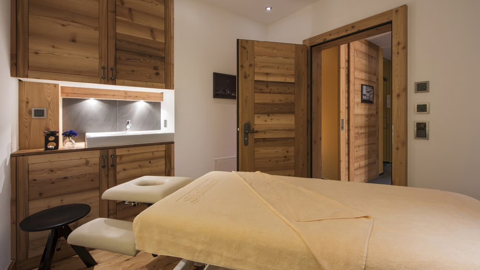 Luxury-Ski-Chalet-Zermatt-Chalet-Alex-Oxford-Ski-Massage.jpg