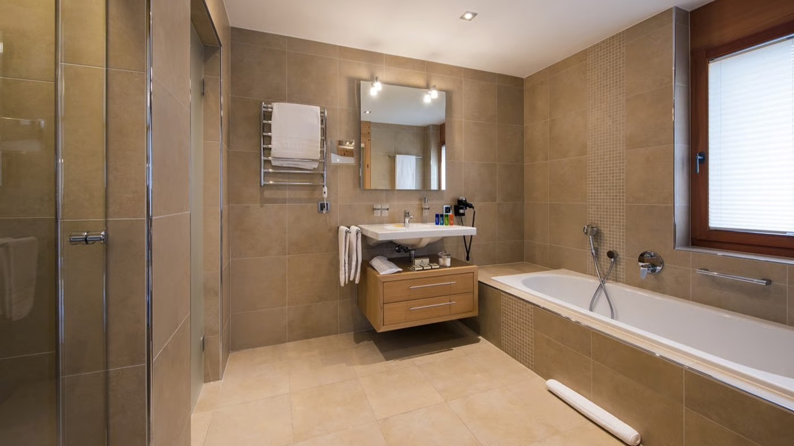 Luxury-Ski-Chalet-Zermatt-Chalet-Alex-Oxford-Ski-Bathroom2.jpg