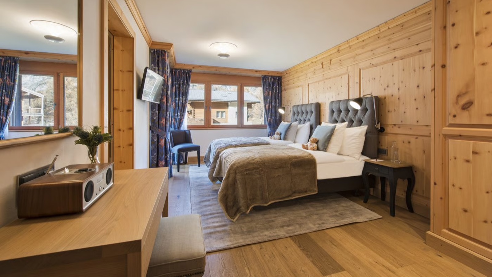 Luxury-Ski-Chalet-Zermatt-Chalet-Alex-Oxford-Ski-Bedroom21.jpg