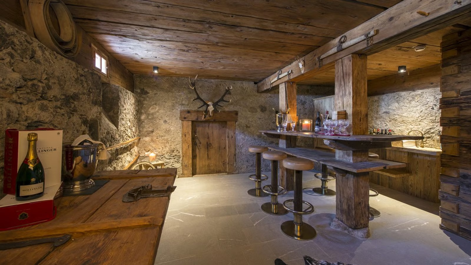 Luxury-Ski-Chalet-Lech-Chalet-1597-Oxford-Ski-Bar.jpg