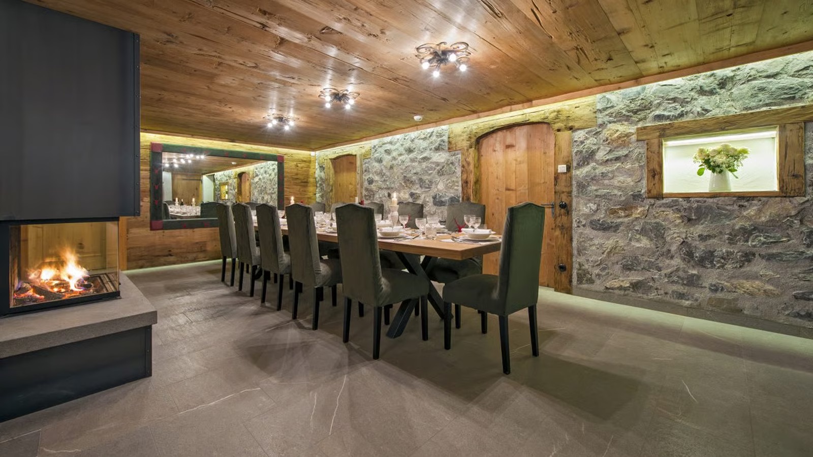 Luxury-Ski-Chalet-Lech-Chalet-1597-Oxford-Ski-Dining7.jpg