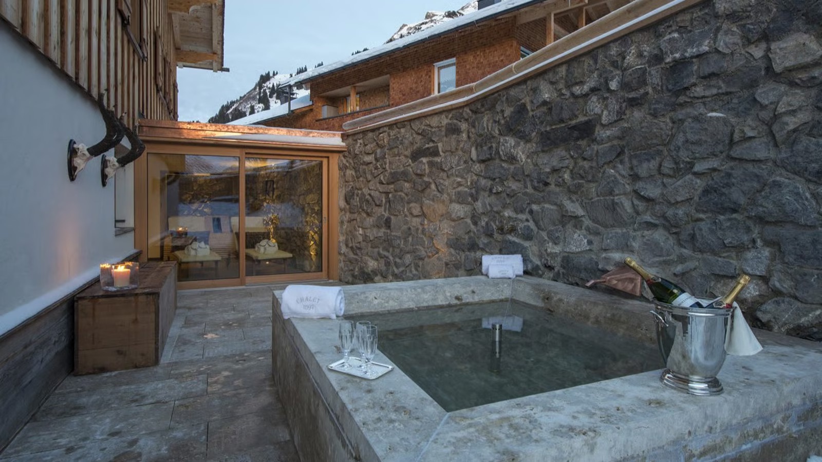Luxury-Ski-Chalet-Lech-Chalet-1597-Oxford-Ski-Jacuzzi.jpg