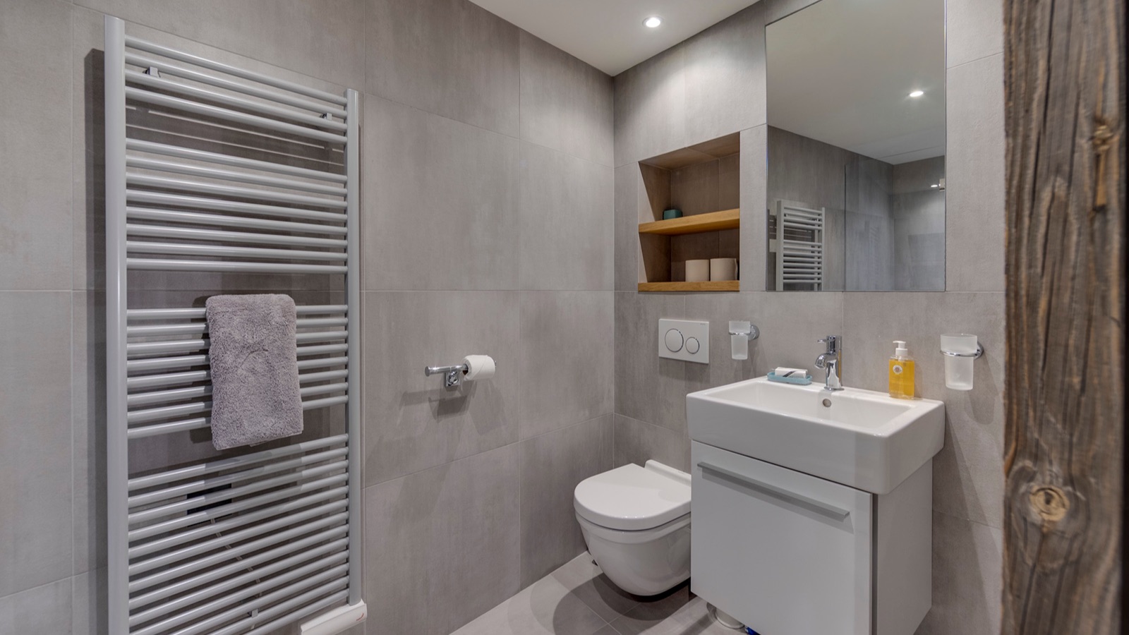 Luxury-Ski-Chalet-Val-D-Isere-Soleil-Levant-Oxford-Ski-Bathroom.jpg