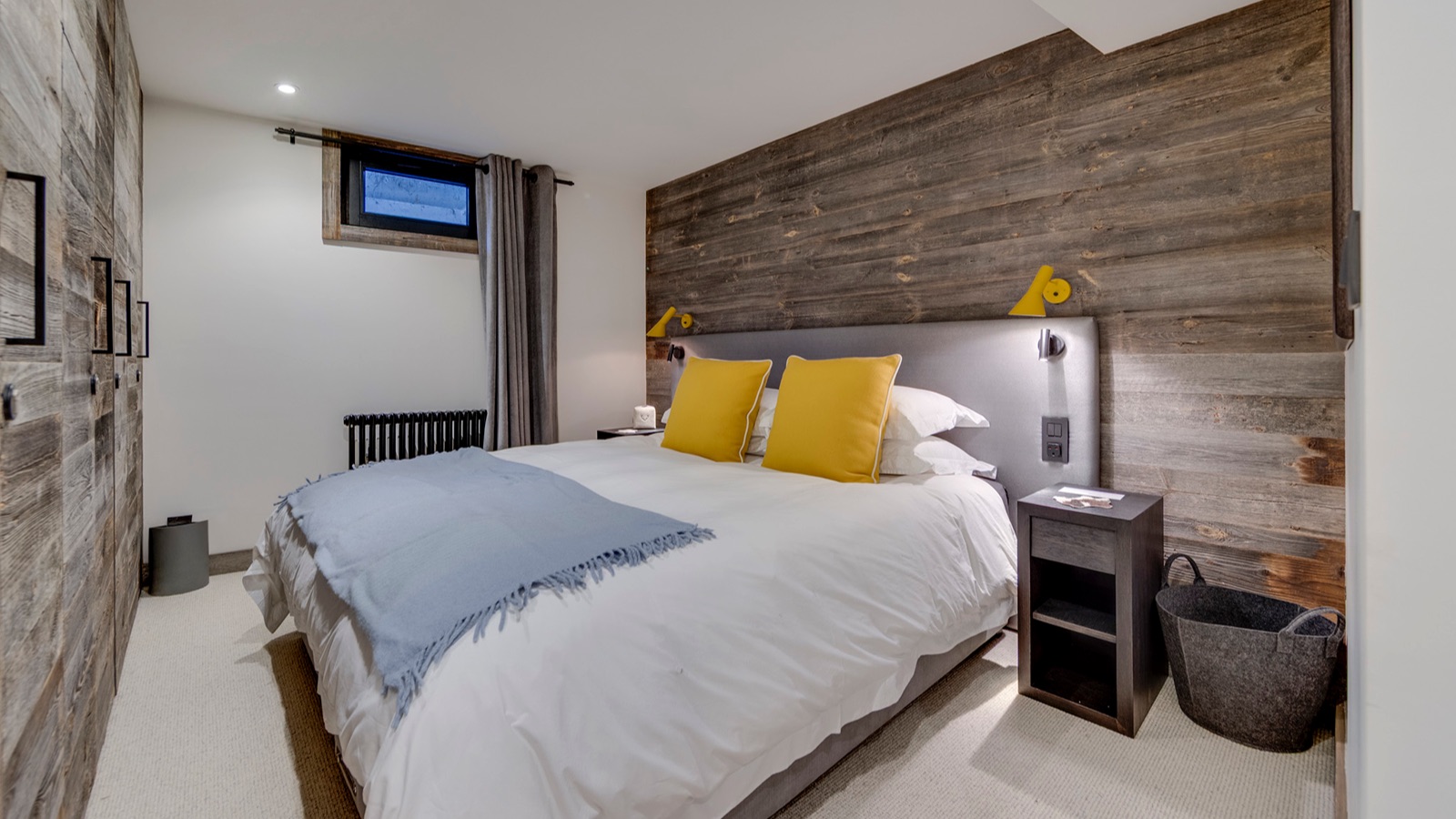 Luxury-Ski-Chalet-Val-D-Isere-Soleil-Levant-Oxford-Ski-Bedroom4.jpg