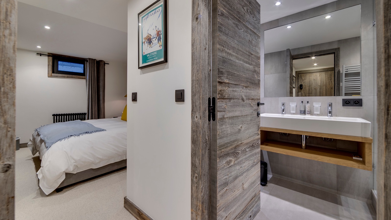 Luxury-Ski-Chalet-Val-D-Isere-Soleil-Levant-Oxford-Ski-Bedroom5.jpg