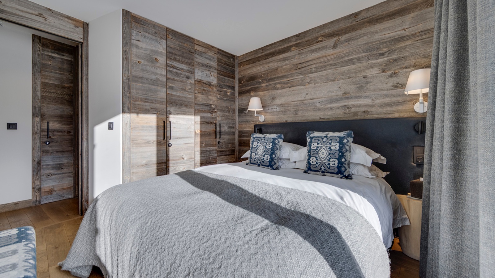 Luxury-Ski-Chalet-Val-D-Isere-Soleil-Levant-Oxford-Ski-Bedroom7.jpg