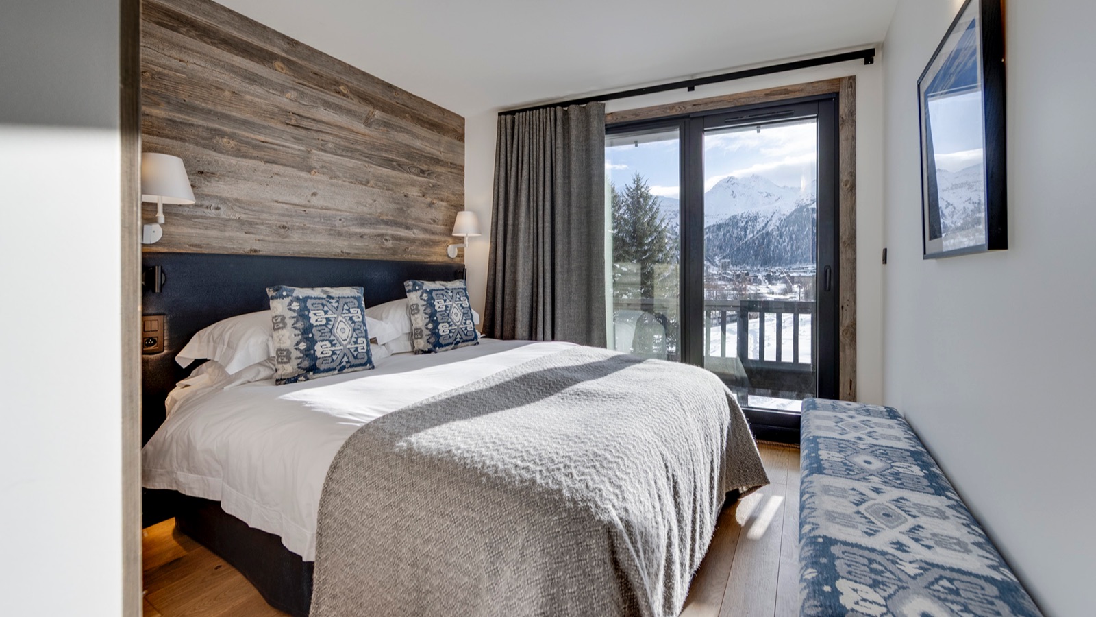 Luxury-Ski-Chalet-Val-D-Isere-Soleil-Levant-Oxford-Ski-Bedroom8.jpg