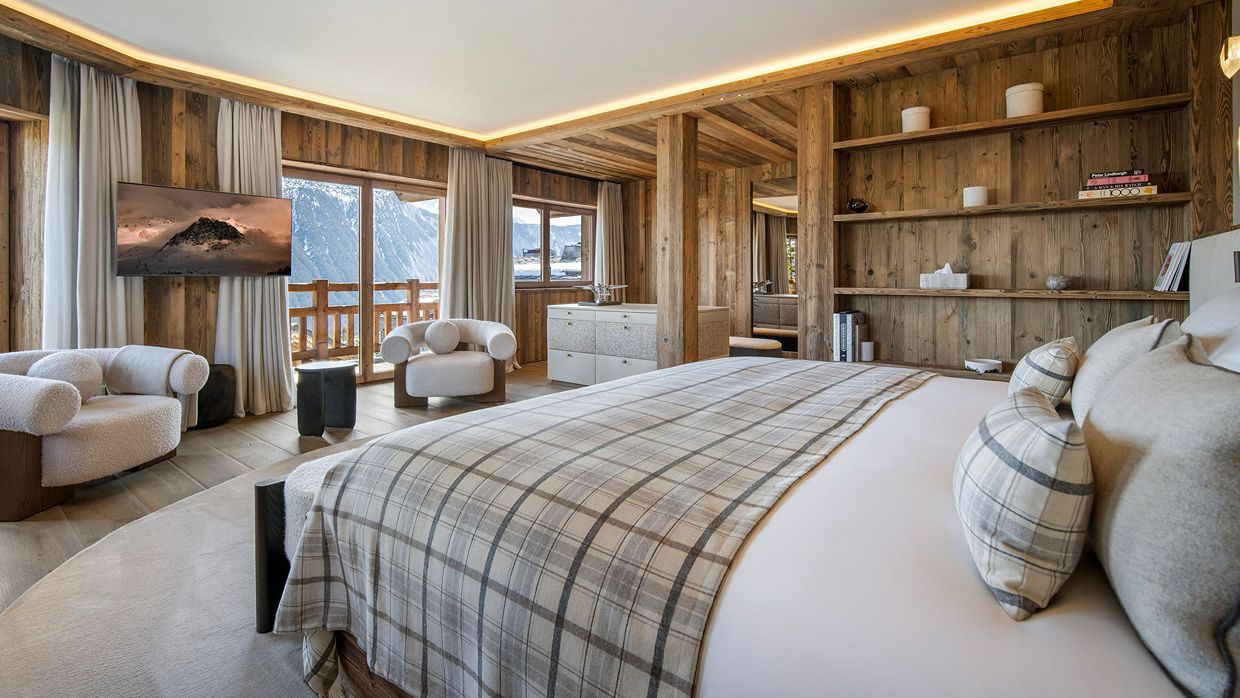 Luxury-Ski-Chalet-Courchevel1850-ChaletMoon-OSC- Bedroom (1).jpg