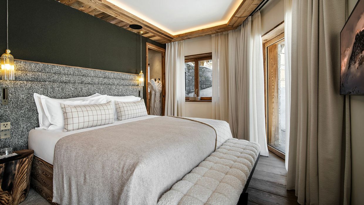 Luxury-Ski-Chalet-Courchevel1850-ChaletMoon-OSC- Bedroom (5).jpg