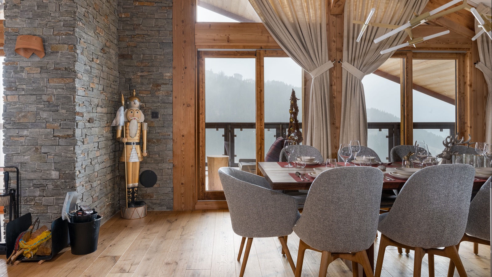 Luxury-Ski-Chalet-Courchevel-1650-Penthouse-Belladone-Oxford-Ski-Dining3.jpg