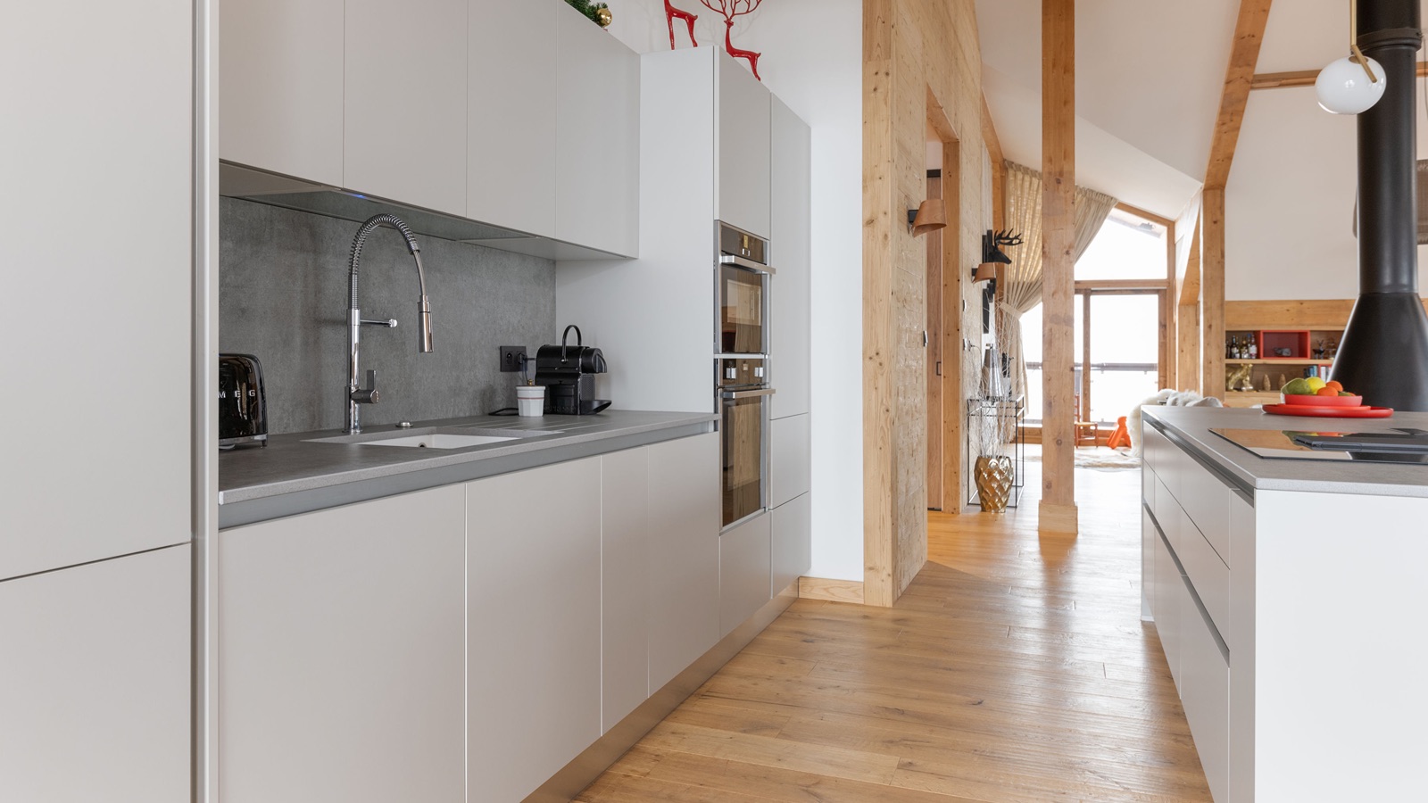 Luxury-Ski-Chalet-Courchevel-1650-Penthouse-Belladone-Oxford-Ski-Kitchen.jpg