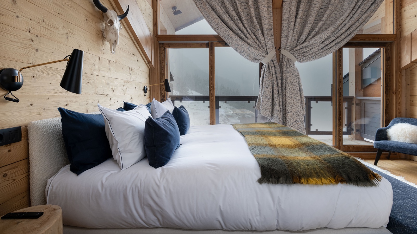 Luxury-Ski-Chalet-Courchevel-1650-Penthouse-Belladone-Oxford-Ski-Bedroom16.jpg