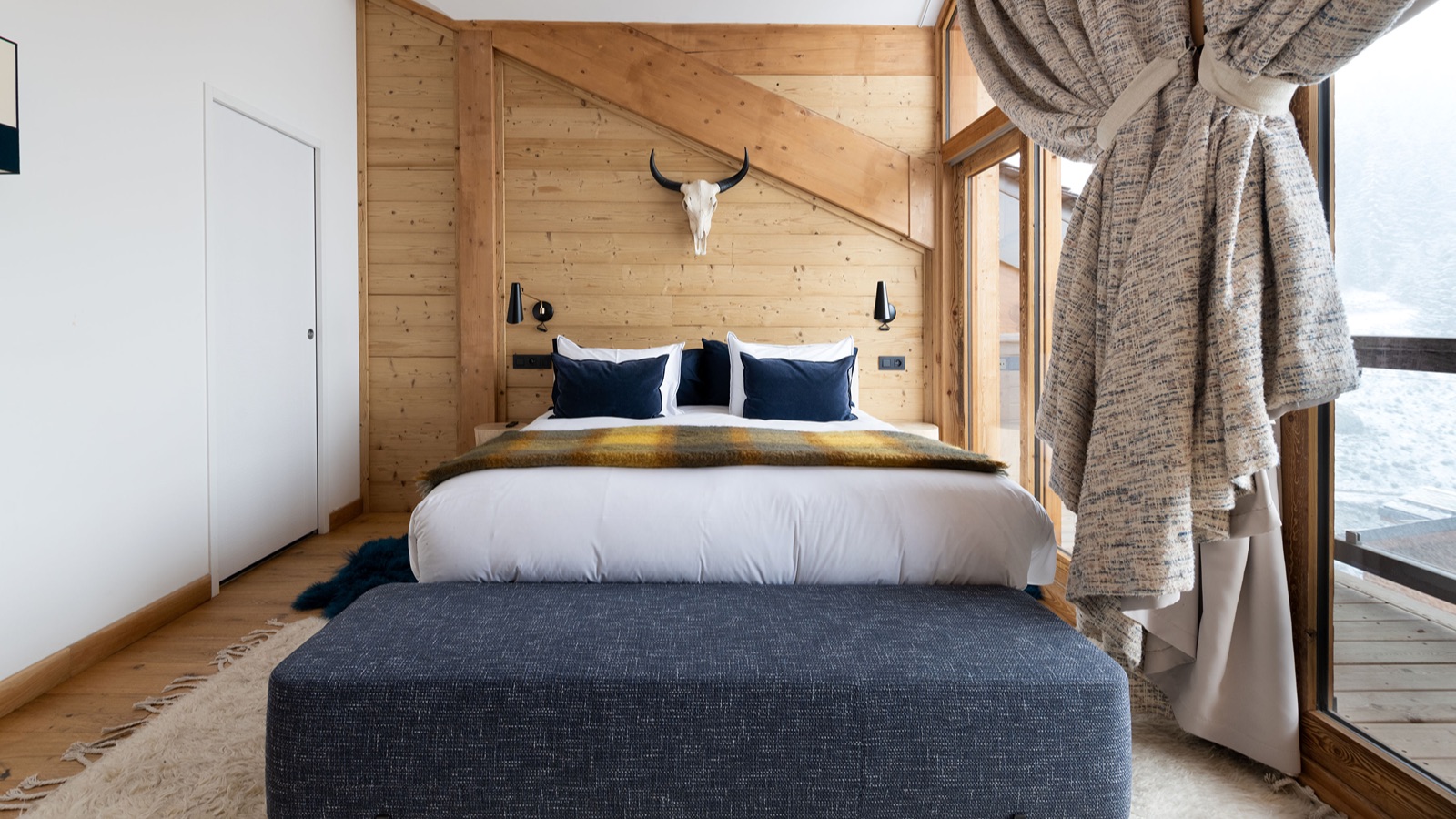 Luxury-Ski-Chalet-Courchevel-1650-Penthouse-Belladone-Oxford-Ski-Bedroom17.jpg