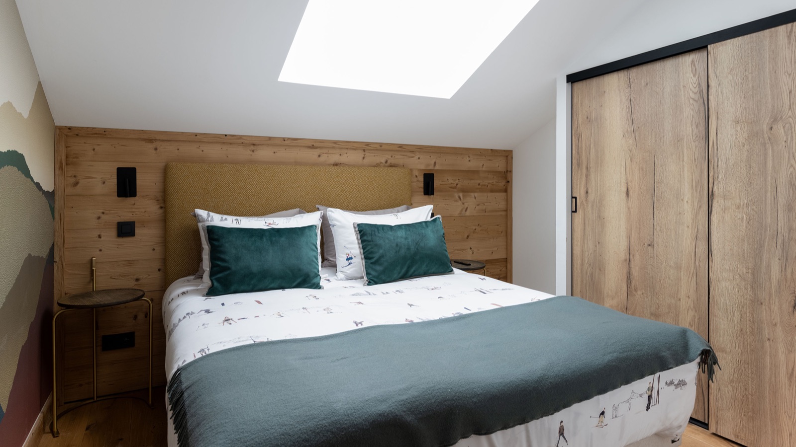 Luxury-Ski-Chalet-Courchevel-1650-Penthouse-Belladone-Oxford-Ski-Bedroom19.jpg