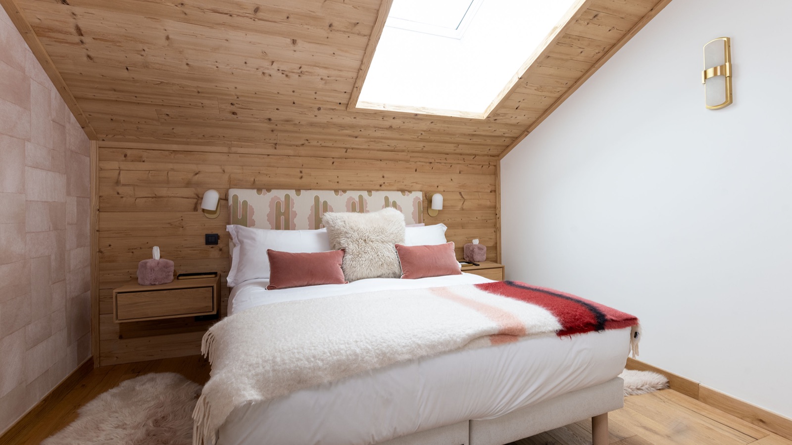 Luxury-Ski-Chalet-Courchevel-1650-Penthouse-Belladone-Oxford-Ski-Bedroom23.jpg