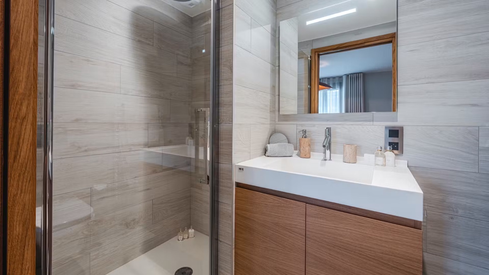 Luxury-Ski-Chalet-Courchevel-1650-Chalet-Arpont-Oxford-Ski-Bathroom3.jpeg