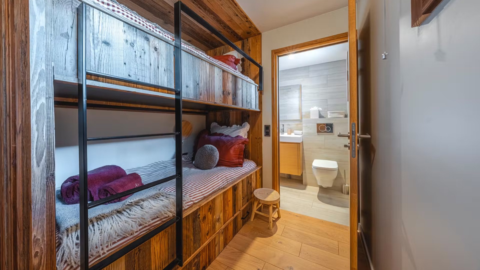 Luxury-Ski-Chalet-Courchevel-1650-Chalet-Arpont-Oxford-Ski-Bunk-Bedroom.jpeg