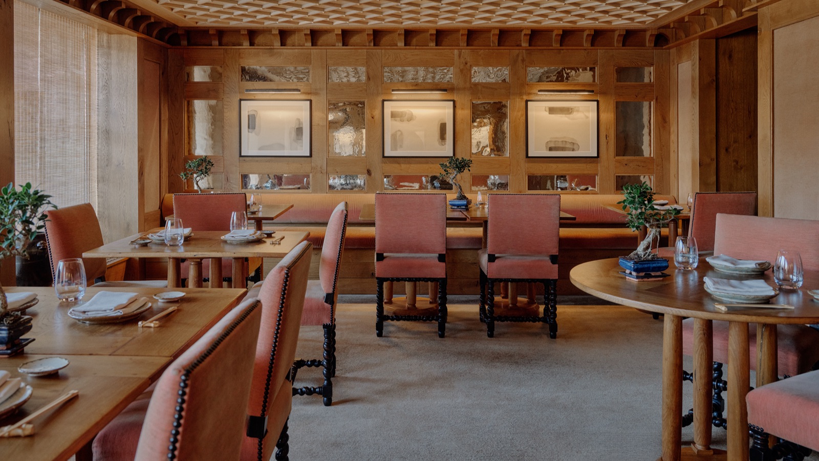 Luxury-Ski-Hotel-Courchevel-1850-Aman-Le-Melezin-Oxford-Ski-restaurant4.jpeg
