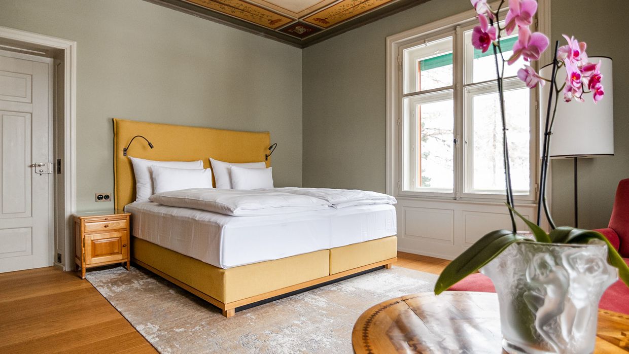 Luxury-Ski-Chalet-StMoritz-Klainguti-OSC-Bedroom (1).jpg