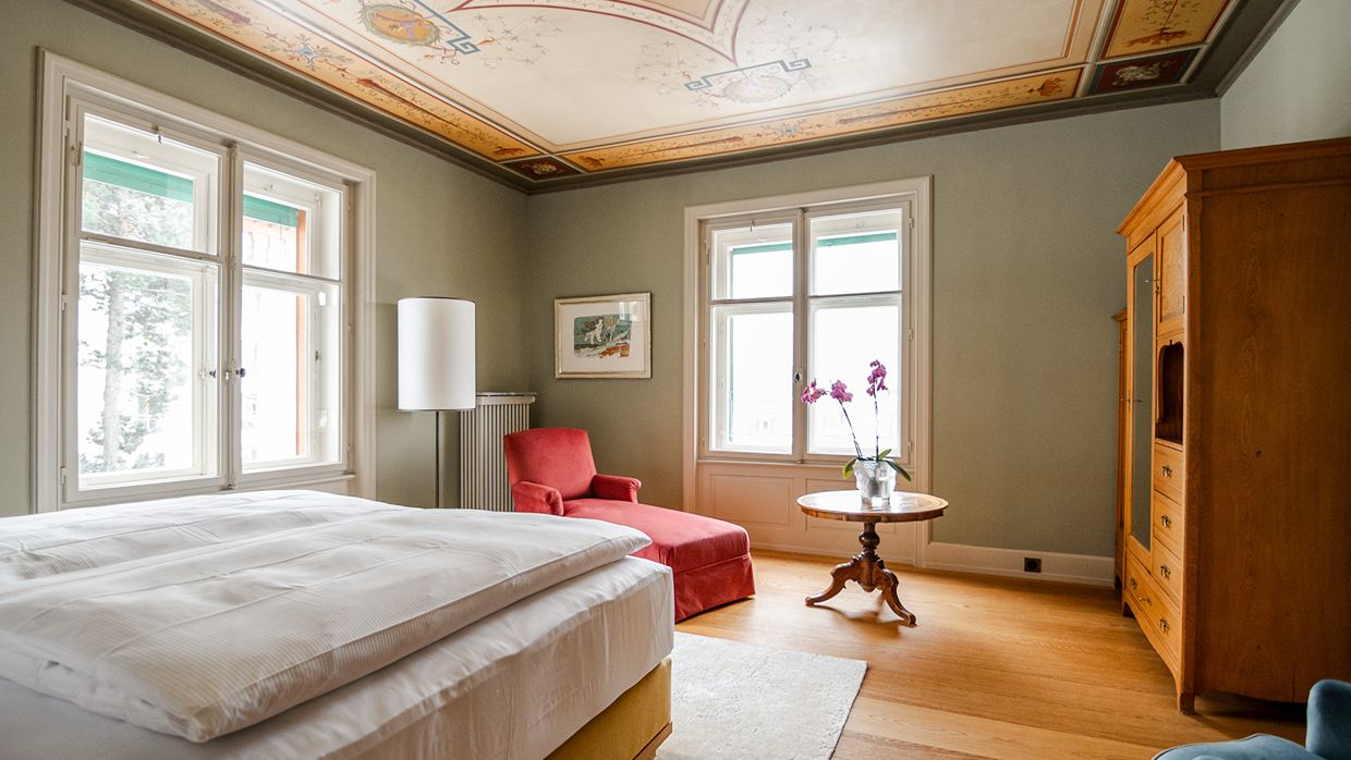 Luxury-Ski-Chalet-StMoritz-Klainguti-OSC-Bedroom (2).jpg