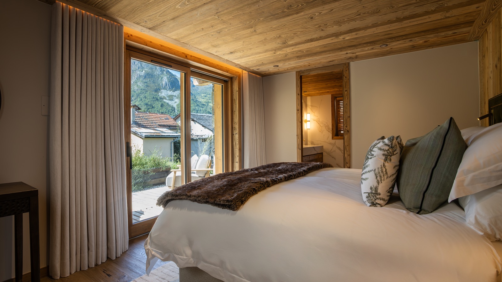 Luxury-Ski-Chalet-St-Martin-De-Belleville-Chalet-Ilex-Oxford-Ski-Bedroom1.jpg