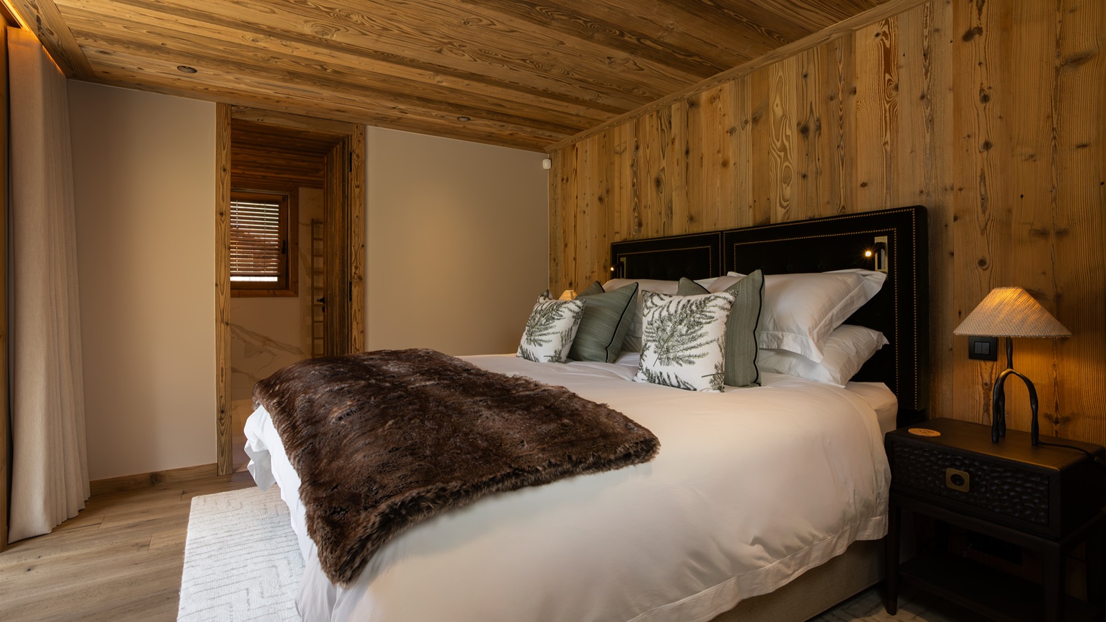 Luxury-Ski-Chalet-St-Martin-De-Belleville-Chalet-Ilex-Oxford-Ski-Bedroom2.jpg