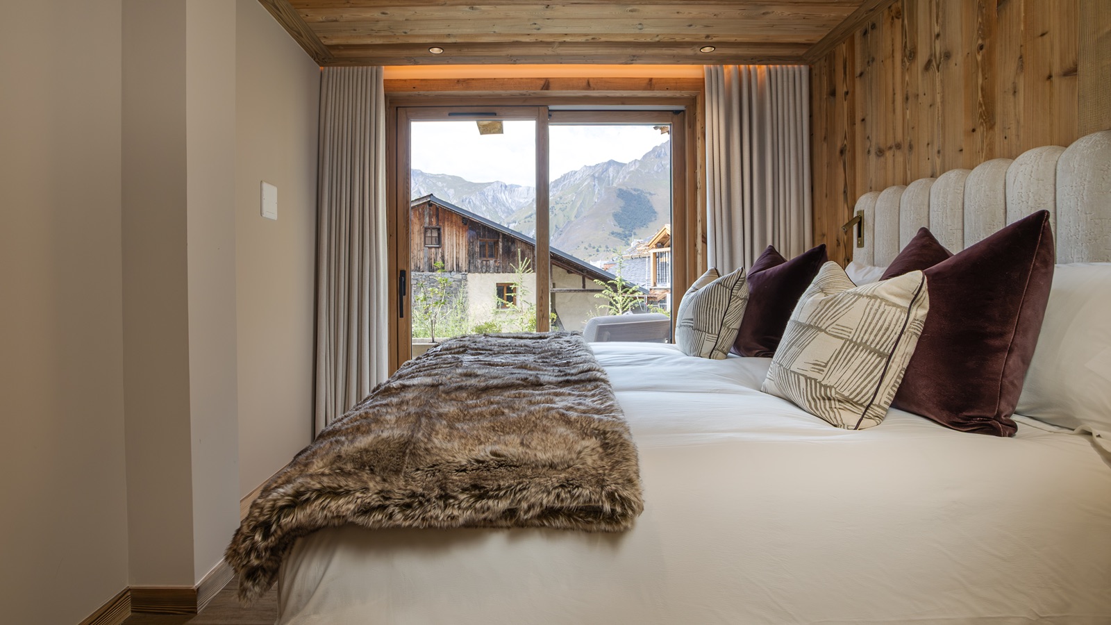 Luxury-Ski-Chalet-St-Martin-De-Belleville-Chalet-Ilex-Oxford-Ski-Bedroom10.jpg