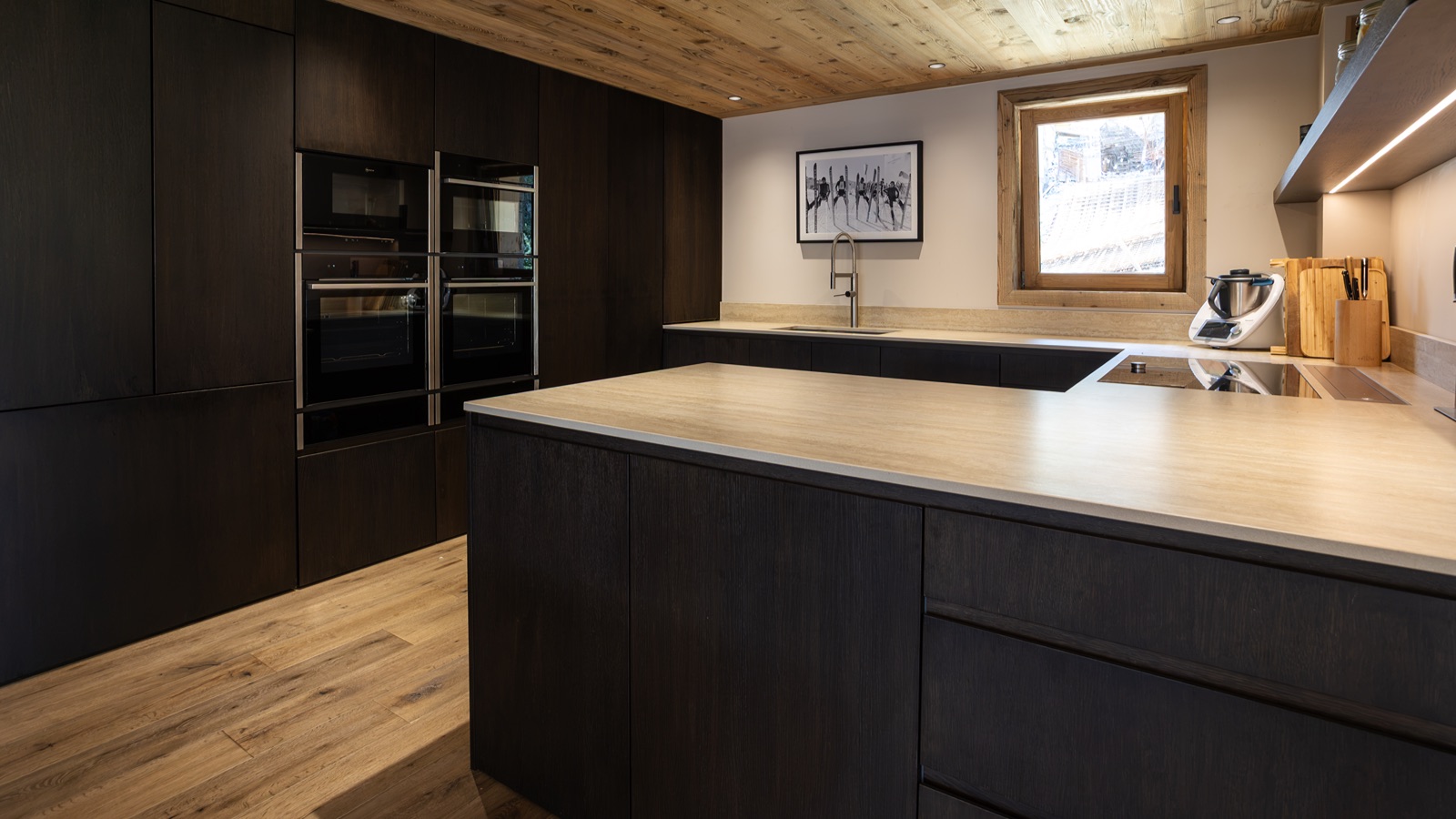 Luxury-Ski-Chalet-St-Martin-De-Belleville-Chalet-Ilex-Oxford-Ski-Kitchen2.jpg