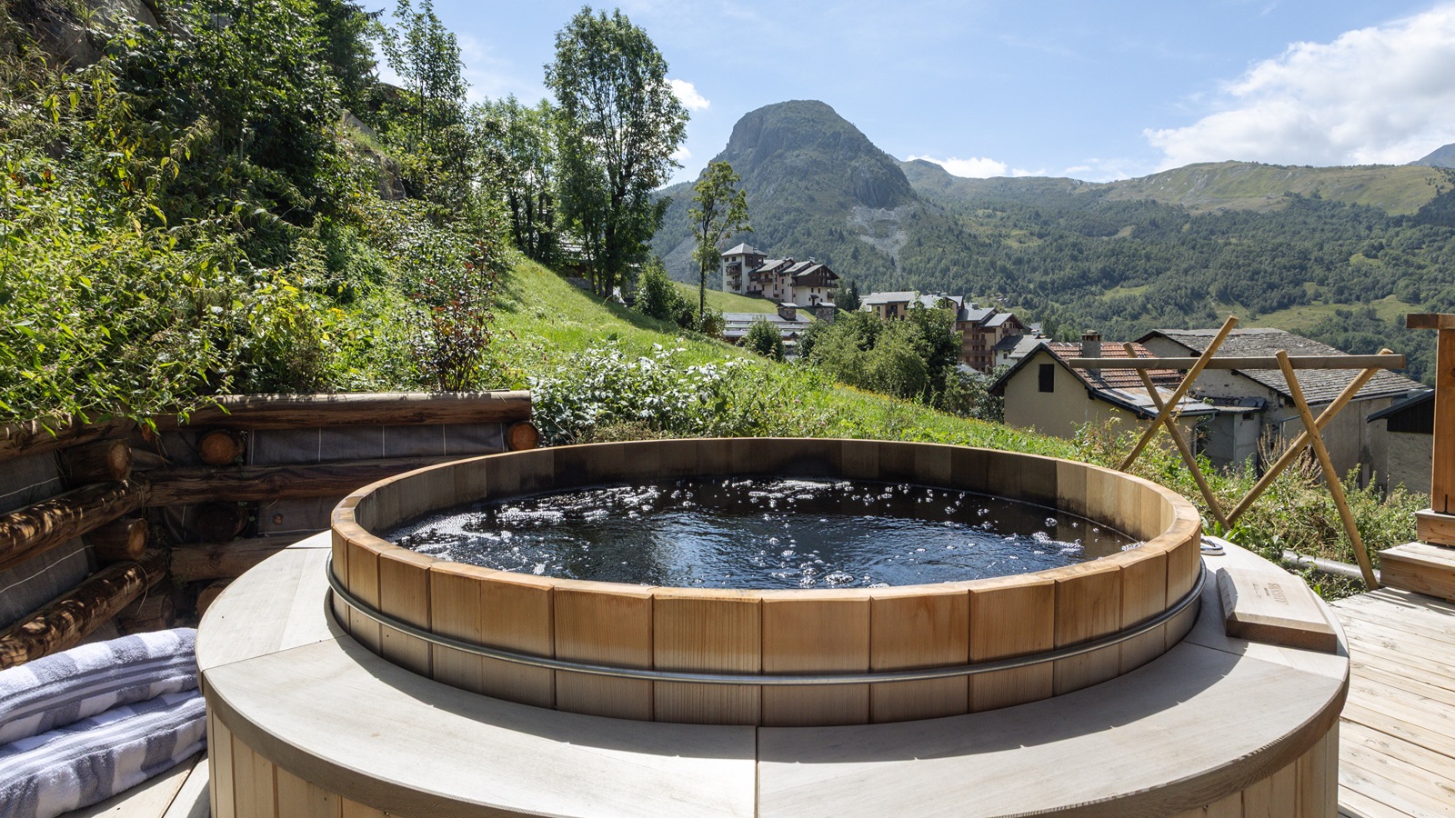 Luxury-Ski-Chalet-St-Martin-De-Belleville-Chalet-Ilex-Oxford-Ski-Hot-Tub.jpg
